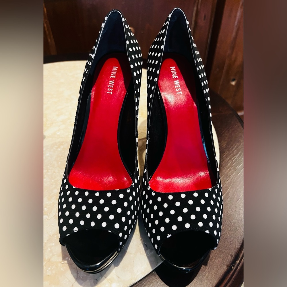 Nine West Open toe high heels. Excellent condition, only worn once inside. S 9.5